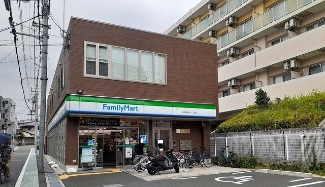コンビニ　ファミリーマート様（コンビニ）まで130m
