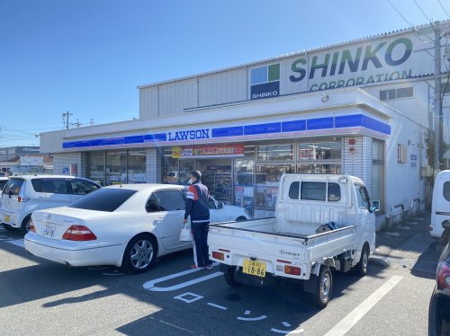 コンビニ　ローソン　朝日町小向店（コンビニ）まで833m