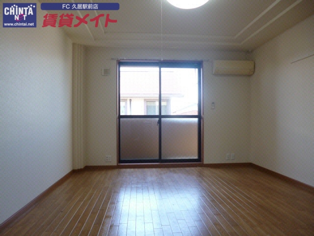 居室・リビング　同物件別部屋の写真