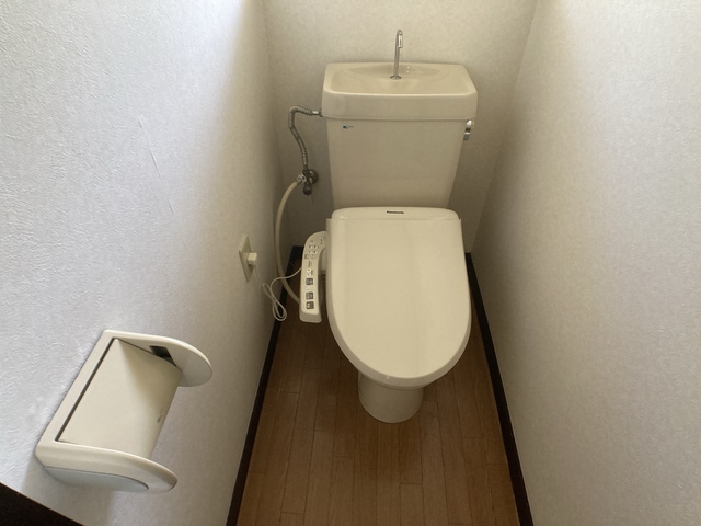 トイレ　※補修前の参考画像の為、設備等は現況優先。