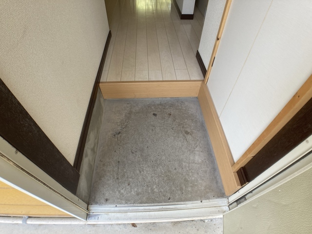 玄関　※補修前の参考画像の為、設備等は現況優先。