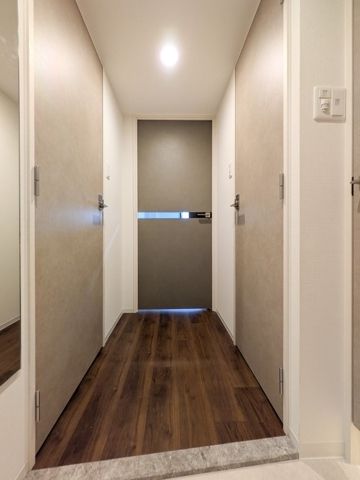 玄関　同物件別部屋写真