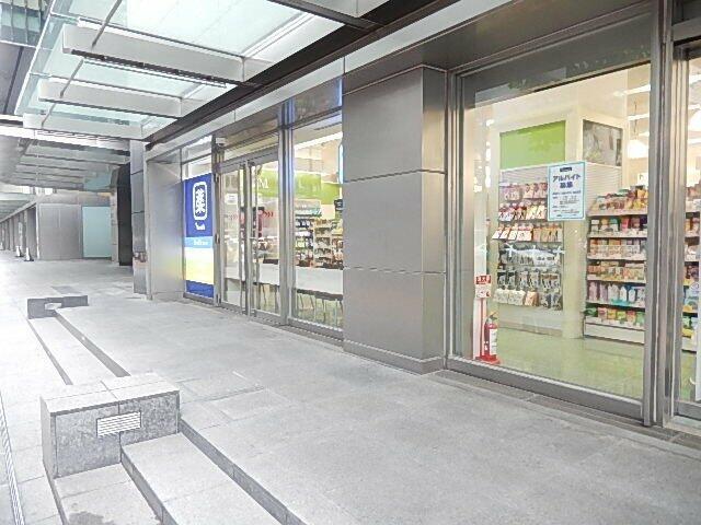 ロビー　トモズ　コレド日本橋店