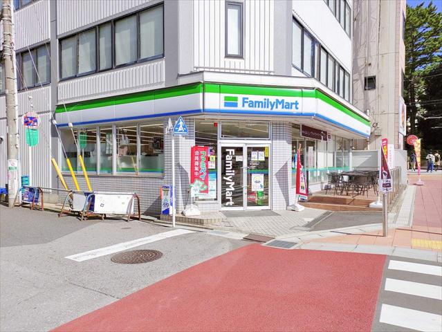 コンビニ　ファミリーマート（コンビニ）まで934m