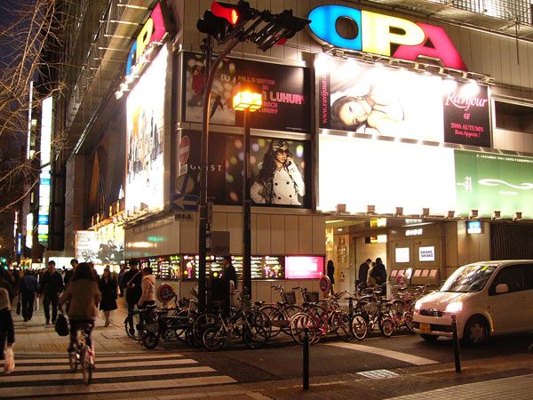 ショッピングセンター　心斎橋OPA（ショッピングセンター）まで323m