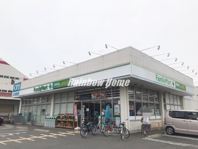 コンビニ　ファミリーマート ドラッグエース鶴ケ岡店（コンビニ）まで889m