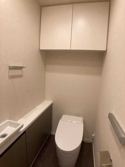 トイレ　落ち着いた色調のトイレです