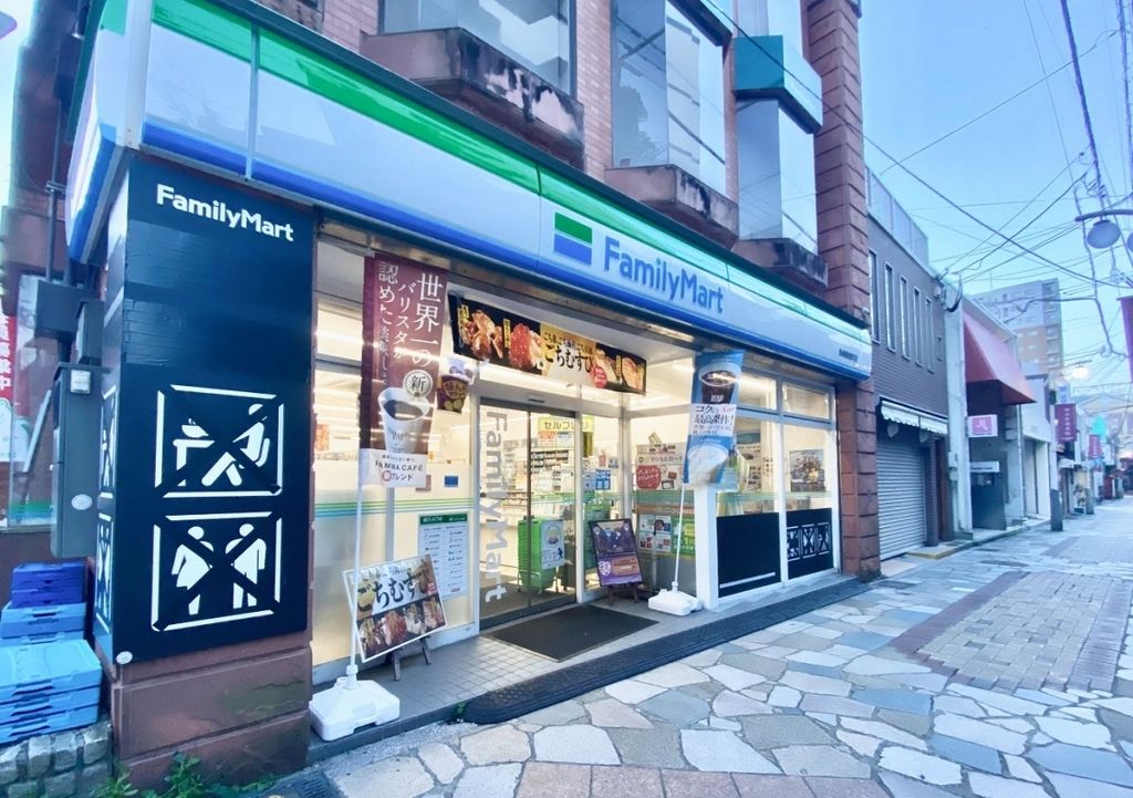 コンビニ　ファミリーマート長崎銀屋町店（コンビニ）まで20m