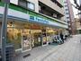 コンビニ　ファミリーマート 釣鐘町店（コンビニ）まで318m
