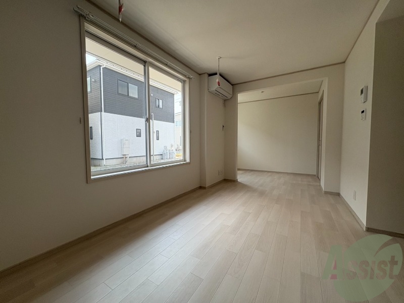 居室・リビング　南向きの大きめの窓から日差しがたっぷり入る明るいお部屋です。