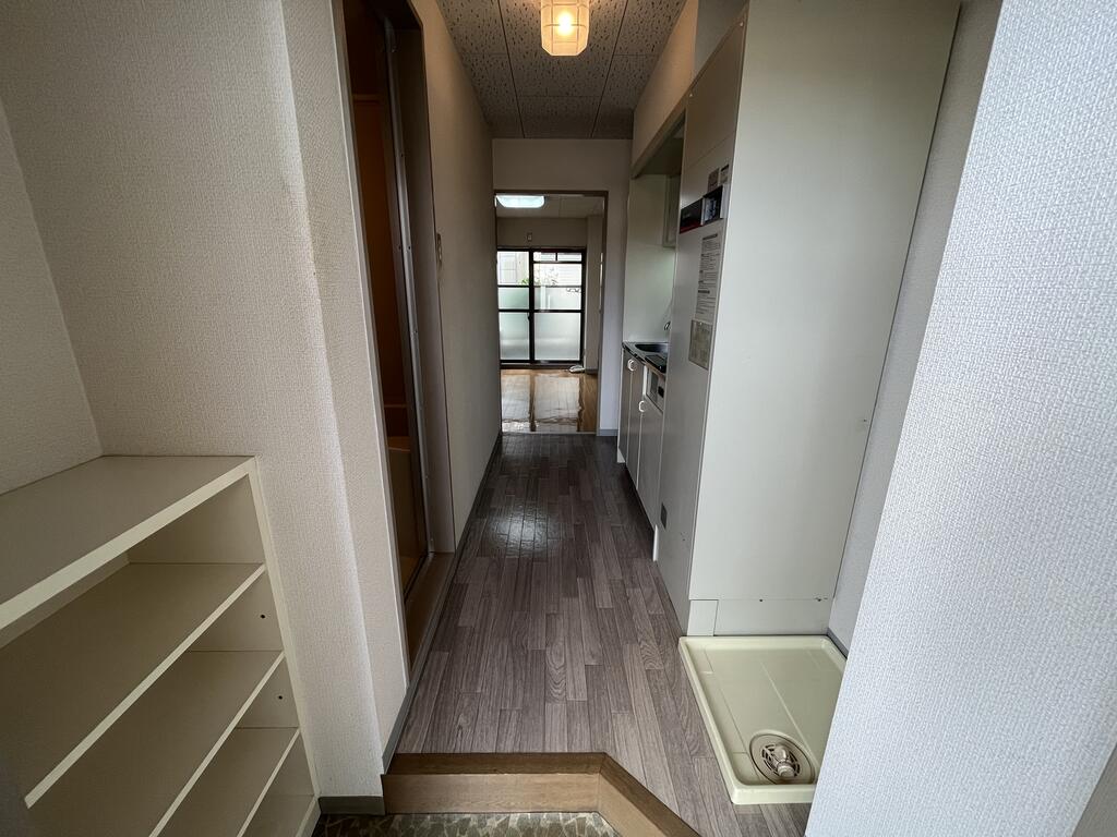 玄関　※同建物の別のお部屋の写真です。