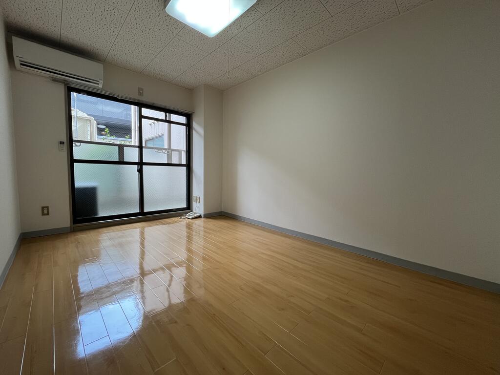 居室・リビング　※同建物の別のお部屋の写真です。