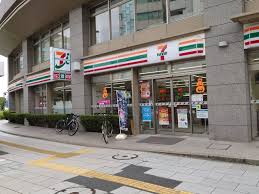 コンビニ　セブンイレブン鶴見駅東口中央通り店（コンビニ）まで121m