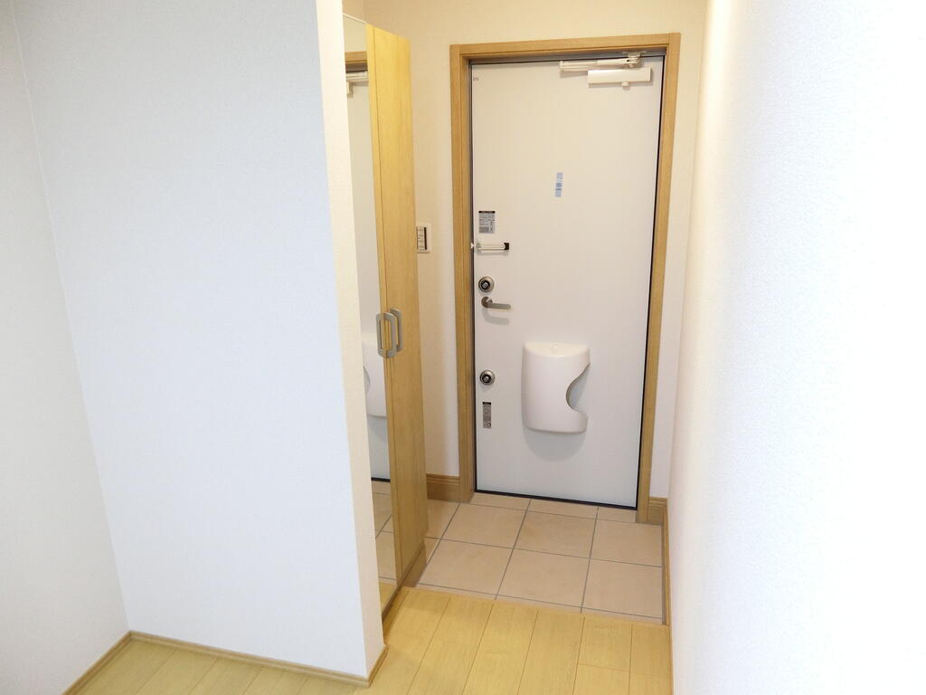 玄関　室内写真・動画・パノラマは同物件別部屋のものです