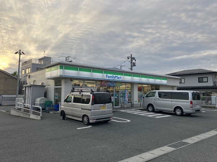 コンビニ　ファミリーマート山形春日町店（コンビニ）まで211m