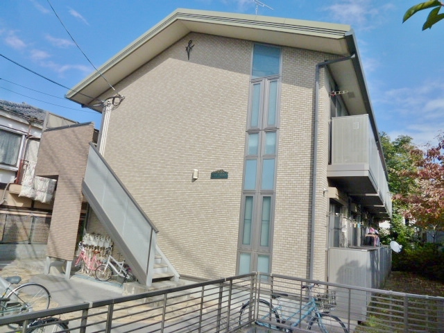 建物外観　南向き。緑溢れる落ち着いた環境です。
