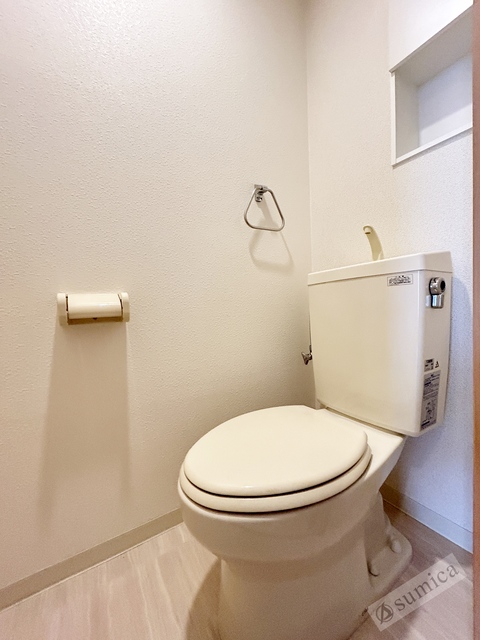 トイレ　この空間なんだか落ち着きます。清潔感のあるトイレです。