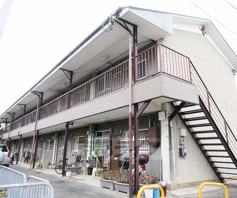 京都市山科区川田御輿塚町のアパートの建物外観