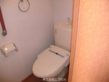 トイレ　温水洗浄便座です。