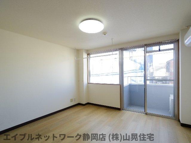 居室・リビング　こちらの居間で趣味の時間をお楽しみください