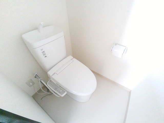 トイレ　温水洗浄暖房便座の付いた快適なトイレ
