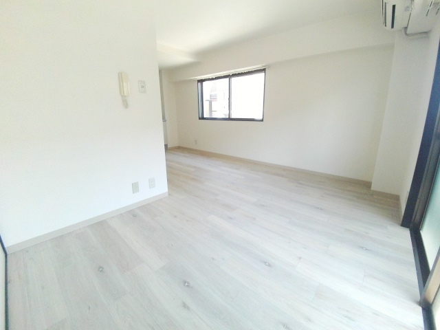 その他部屋・スペース　窓が多くとても明るい室内