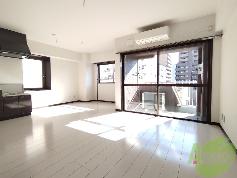 居室・リビング　広くきれいなリビングは明るい光も良く差します。