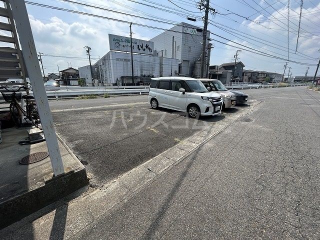 【高浜市小池町のアパートの駐車場】