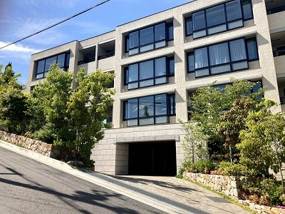 芦屋市山芦屋町のマンションの建物外観