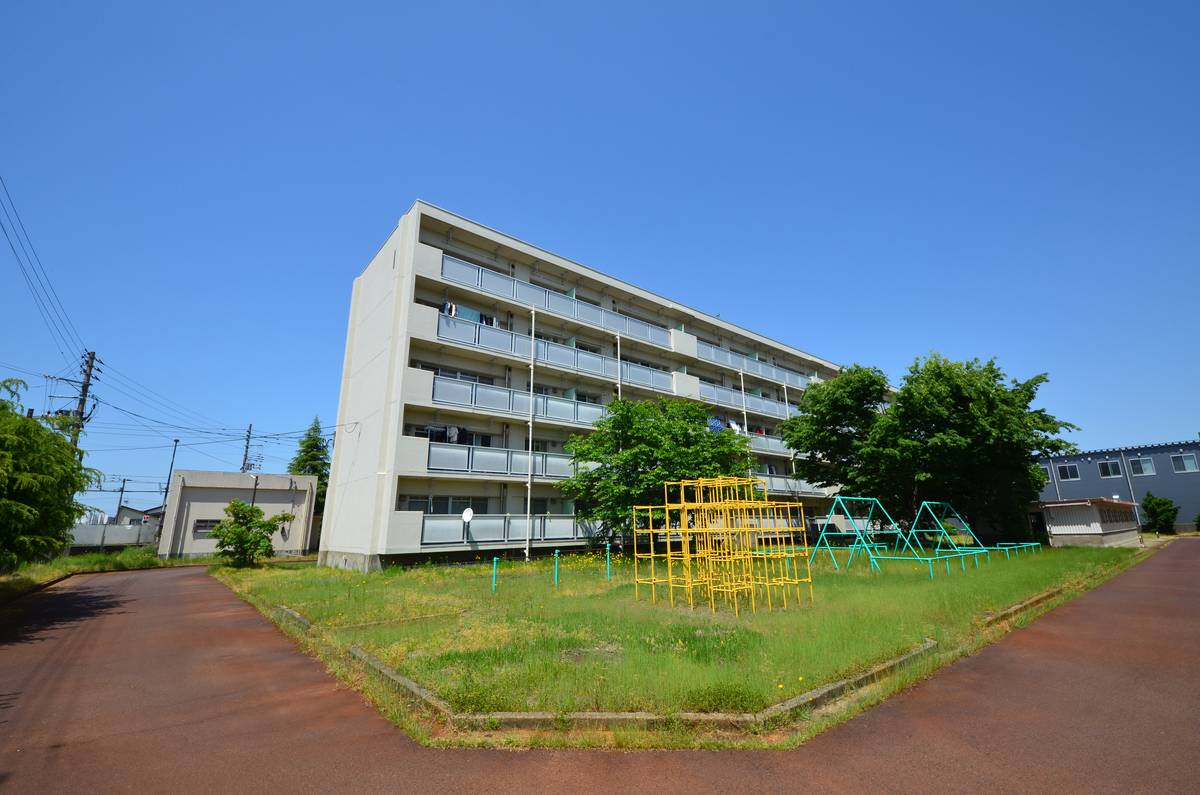 長岡市来迎寺のマンションの建物外観