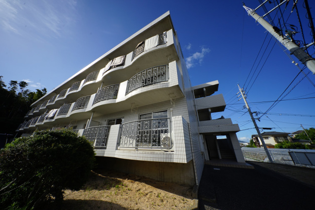 下関市山の田西町のアパートの建物外観