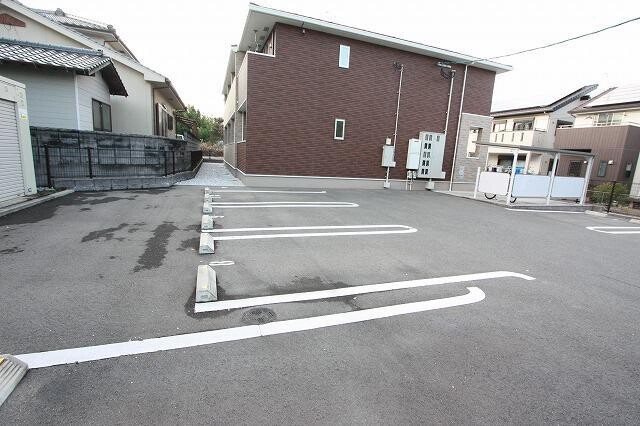 【飯塚市菰田のアパートの駐車場】