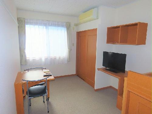 居室・リビング　カーテンやテーブル、テレビも備え付けです