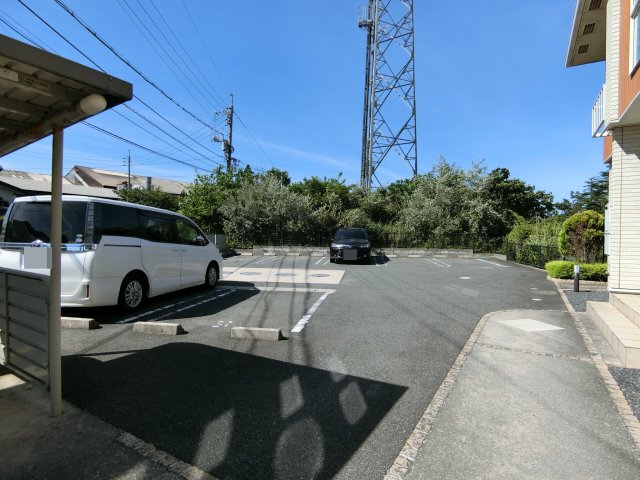 【米子市富益町のアパートの駐車場】