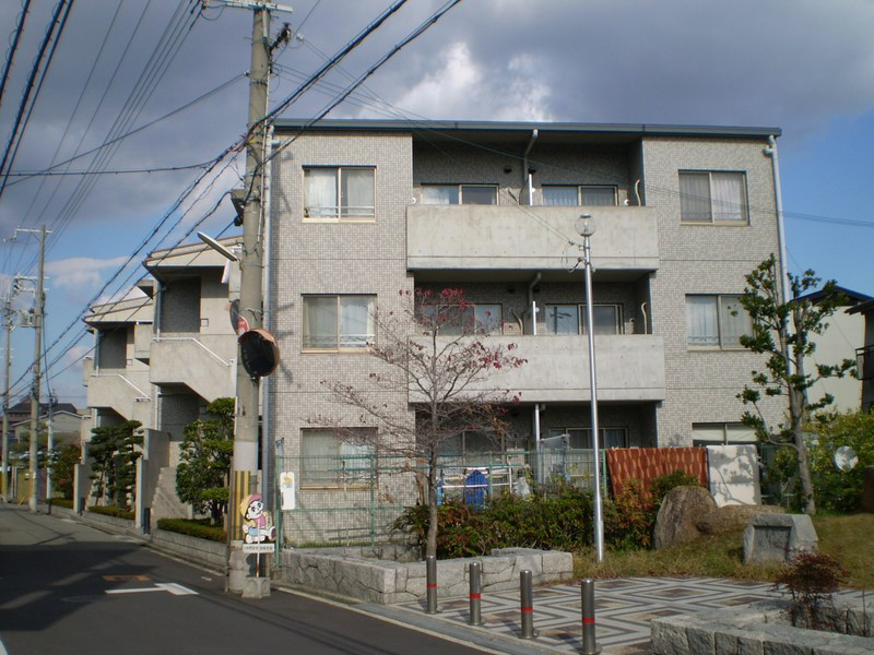 【豊中市利倉東のマンションの建物外観】