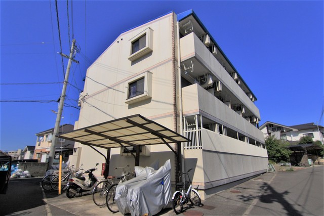 松山市桑原のマンションの建物外観