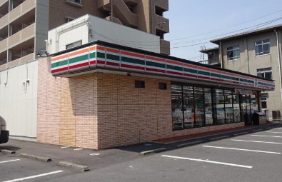 【湖南市石部西のマンションのコンビニ】