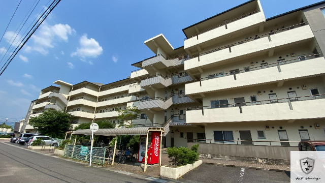 美濃加茂市川合町のマンションの建物外観