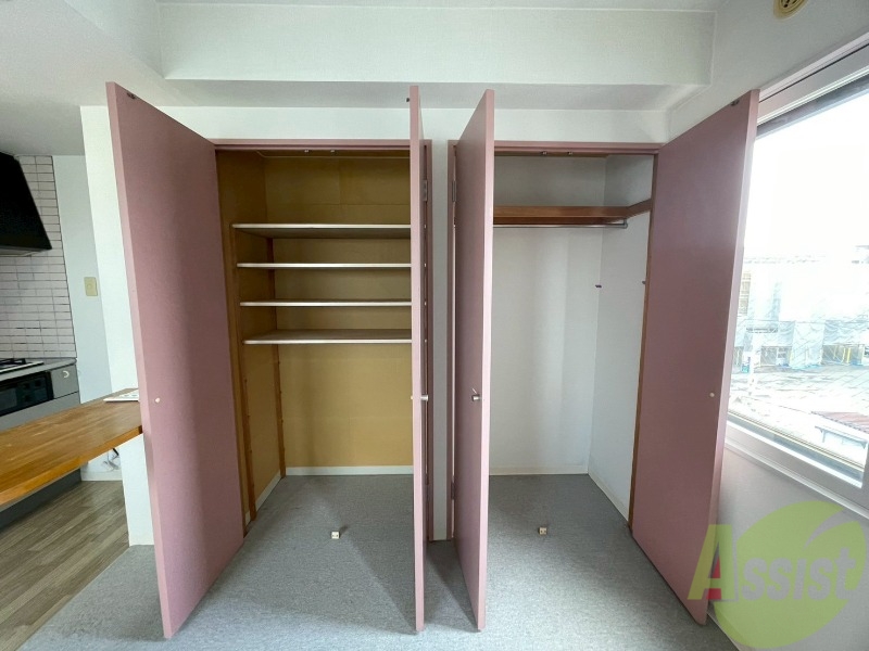 収納　こちらの収納にはハンガーをかけて服もしまえますね。