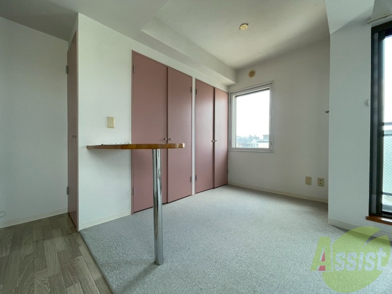 居室・リビング　日当たりが良くて心地よく過ごせそうなお部屋です。