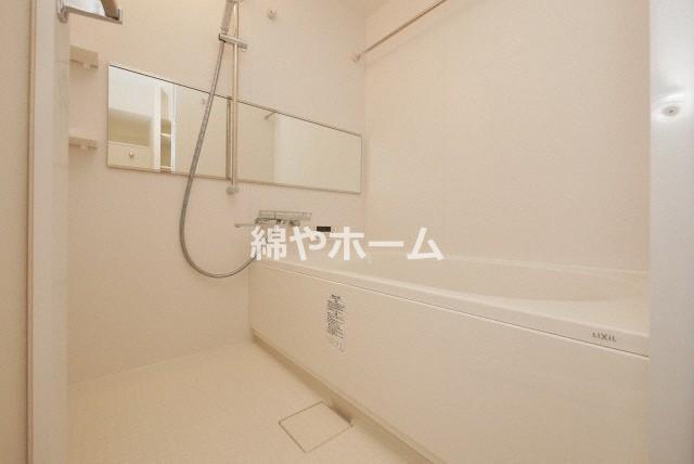 バス・シャワールーム　落ち着いた空間のお風呂です