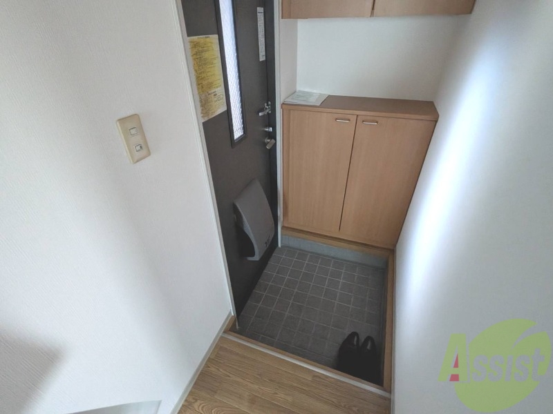 玄関　玄関には収納もあって片付けも楽ちんですね。