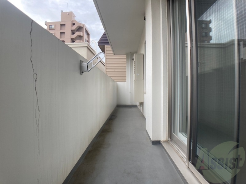 バルコニー　バルコニーは幅があり、広い印象を受けました。