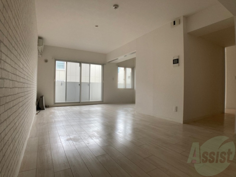 居室・リビング　白さが清潔感を出してくれます。お部屋も明るいですね。