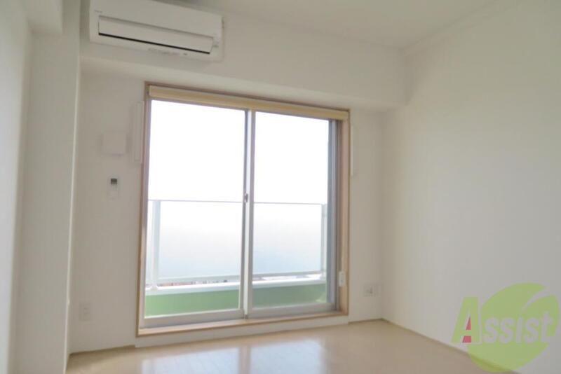 居室・リビング　大きな窓から入る日差しがポカポカ暖かそうです。