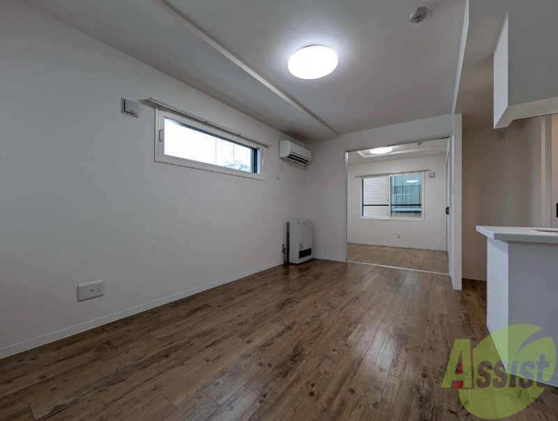 居室・リビング　木目のフローリングは落ち着きのある印象のお部屋になりますね。