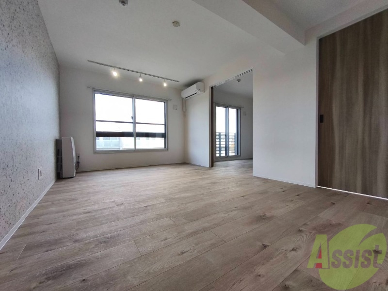 居室・リビング　エアコン付きで快適なリビングになっております！