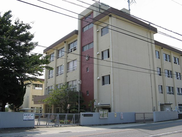 小学校　和歌山市立紀伊小学校（小学校）まで684m
