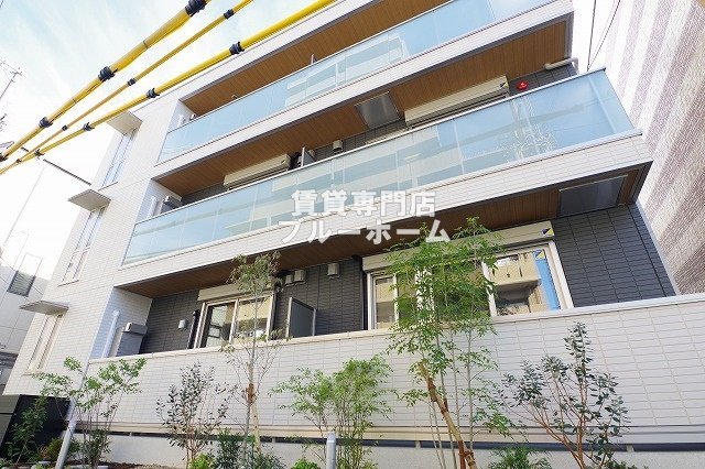 建物外観　軽量鉄骨造３階建ての綺麗な物件！