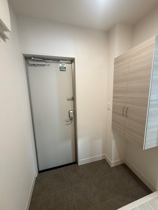 玄関　広めの玄関　トールタイプシューズボックス